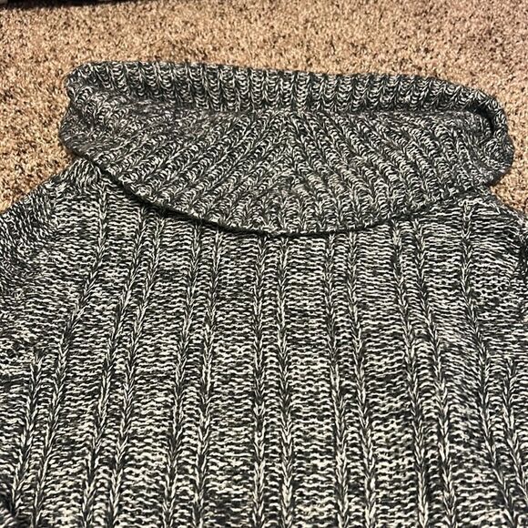 Derek Heart Grey and Black Turtle Neck - Picture 4 of 6